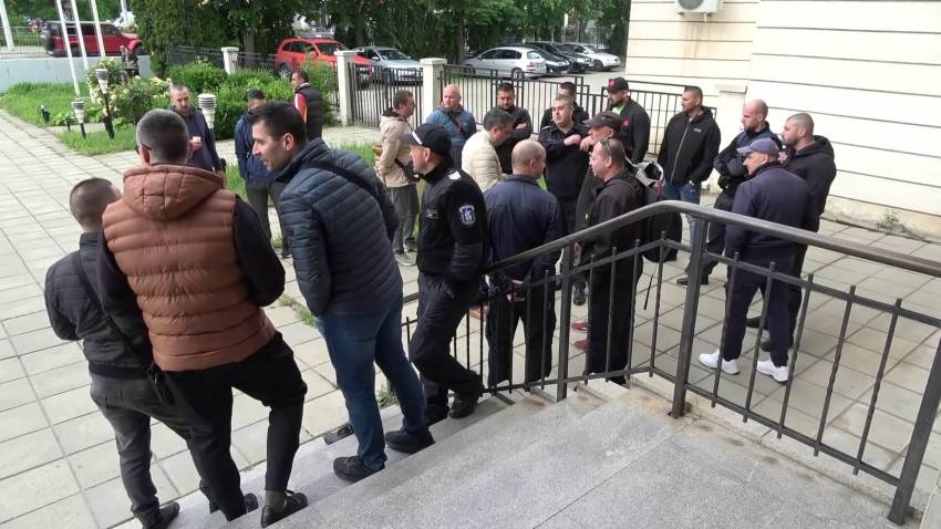Служителите на следствения арест в Русе протестираха срещу наложени 12-часови дежурства