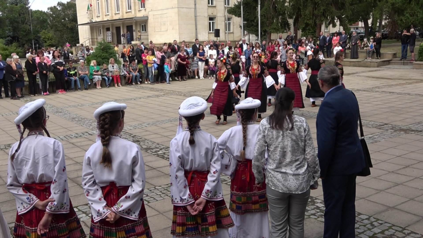 С голямо тържество на площада, Разград отбеляза 137 години от Съединението на България