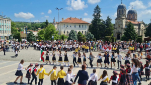 Бяла отбеляза 24 май с голямо шествие и десетки балони в небето