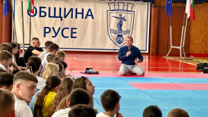 Открит разговор срещу агресията: Кметът Пенчо Милков се срещна с над 150 деца от бойните спортове в Русе