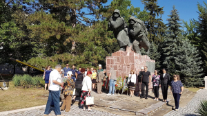 С ритуал за поднасяне на венци и цветя пред Войнишкия паметник в Търговище започнаха проявите, посветени на 6 септември