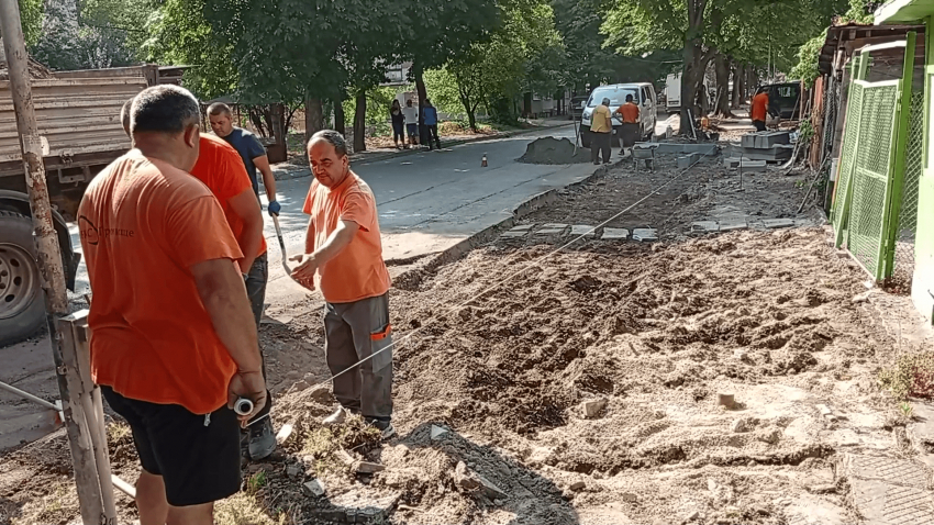 ВИДЕО: Обновяват тротоарите на ул. &quot;Васил Петлешков&quot; в Търговище
