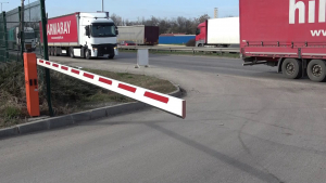 Камиони блокират достъпа до спедиторска компания в района на Дунав мост при Русе