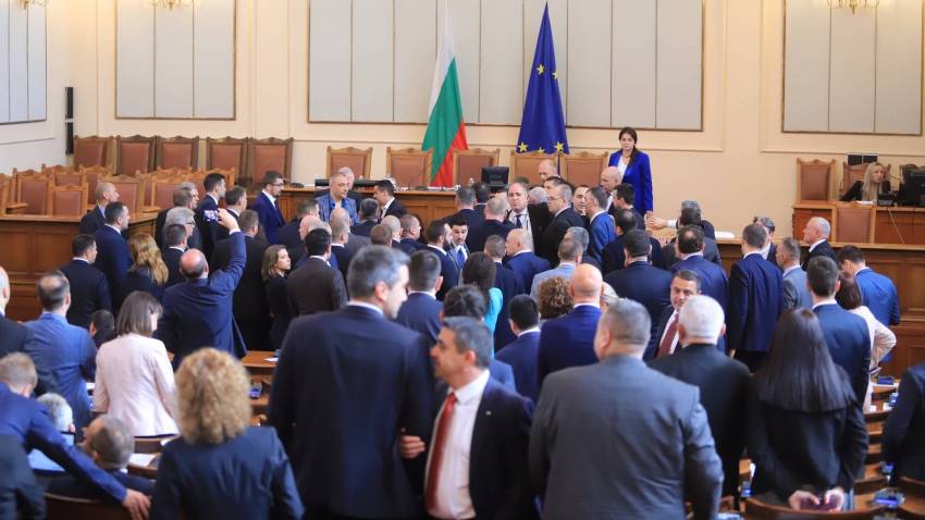 ВИДЕО: Напрежение и сблъсъци прекратиха днешното заседание на Народното събрание