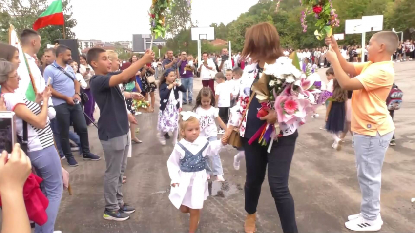 ВИДЕО: Приемат първолаци в 17 паралелки в общинските училища в Търговище