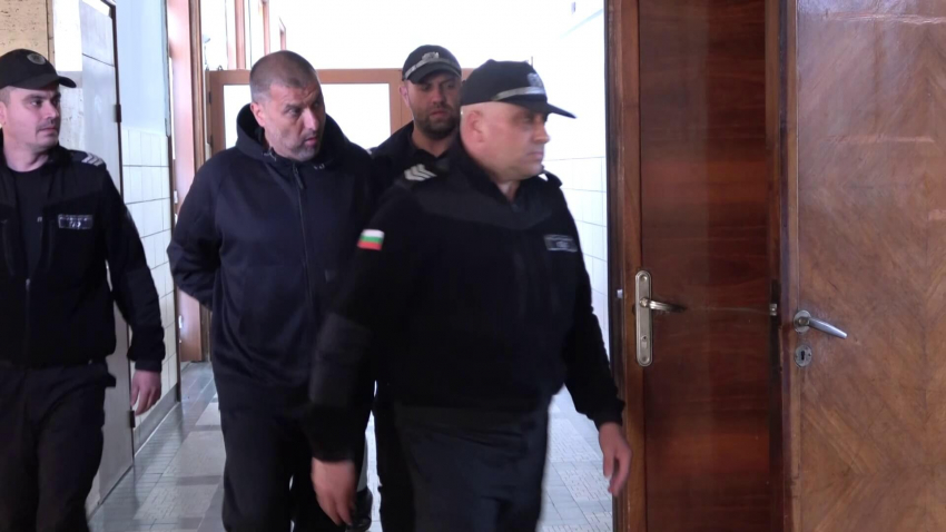 ВИДЕО: Полицаят от групата за имотни измами в Русе остава под домашен арест