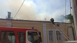 Пожар горя в три сгради до Корабния техникум в Русе