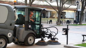Започва чистенето на паркинги и улици в Русе с механична техника