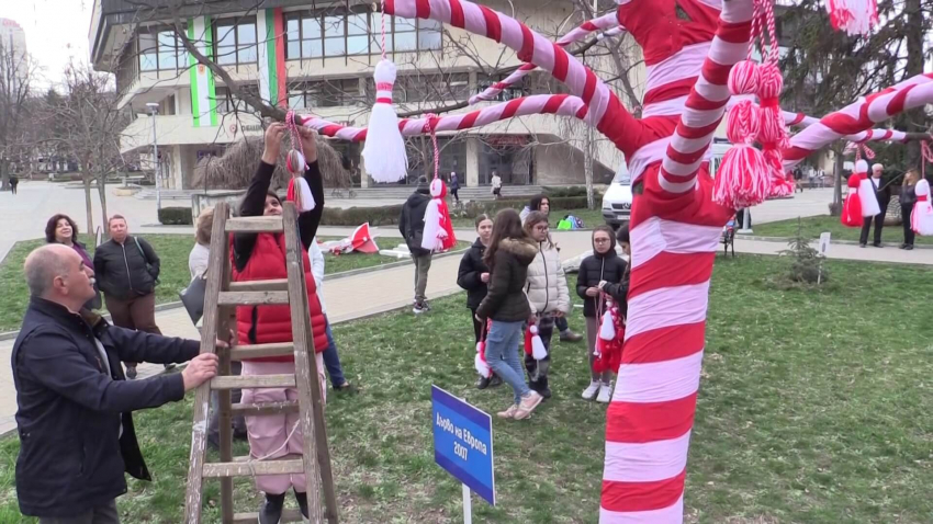 ВИДЕО: Ученици се включиха в украсяването на Разград за Баба Марта
