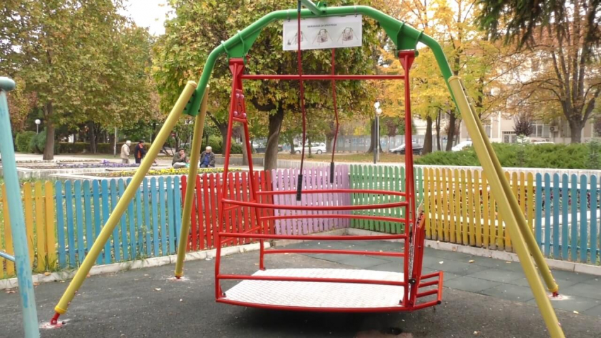 Монтираха първата люлка за деца с увреждания в Търговище