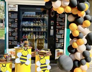 Инициативата е на Петър Мицов и Вилияна Великова - двама млади русенци, пчелари