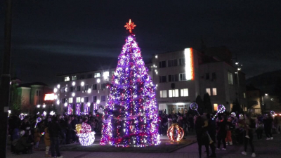 ВИДЕО: Грейнаха светлините на Коледната елха в Търговище