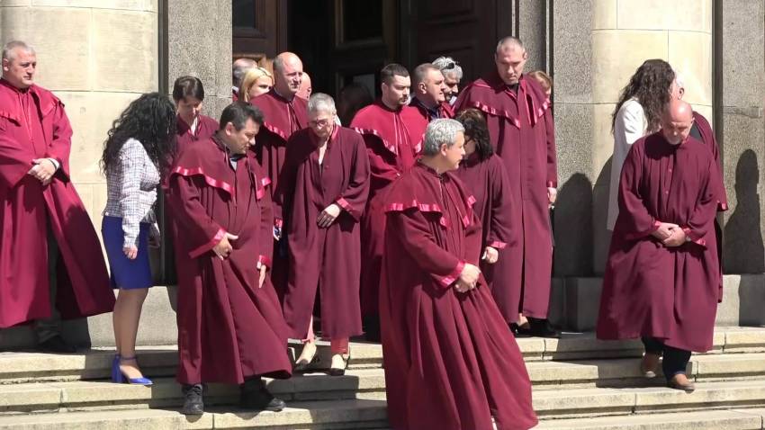 Прокурори и следователи в Русе излязоха на протест в защита на Иван Гешев