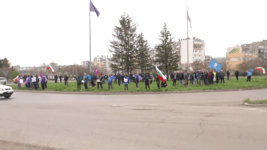 Служителите на военния завод в Търговище отново протестираха, шефът на холдинга бе на място