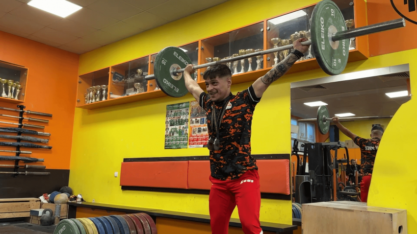 ВИДЕО: Русе посрещна европейския си вицешампион по вдигане на тежести за младежи Дениз Данев