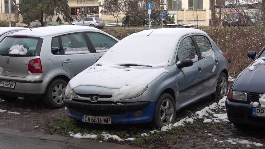 ВИДЕО: Община Разград предприема мерки за проблема с изоставените автомобили в града