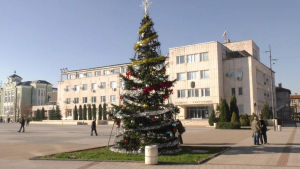 Вандалите в Търговище посегнаха и на наскоро поставената коледна украса