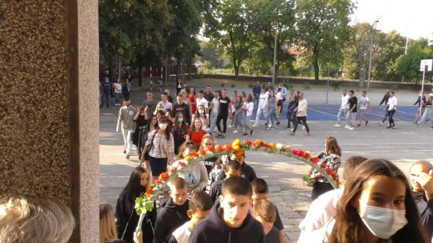 Над 5600 ученици прекрачиха днес училищния праг в община Търговище