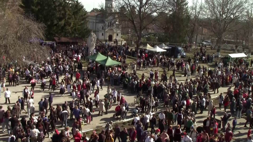Над 4000 души посетиха уникалния празник на греяната ракия и зелевата чорба в Бабово