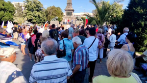 Десетки излязоха на протест срещу закриването на Генералното консулство на Русия в Русе