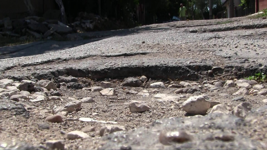 По 5 от тях ще бъде извършен ремонт на компрометираните участъци, а останалите 8 ще бъдат изцяло преасфалтирани