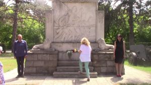 Две могили почете паметта на Ботев и героите, отдали живота си за Свободата на България