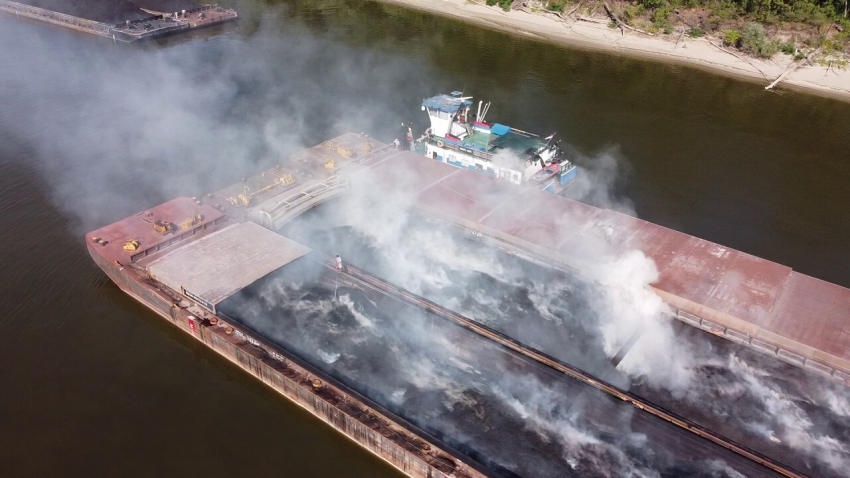 Запалили се въглища на румънска баржа задимяват Русе с дни