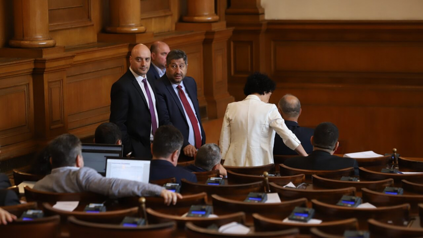 Липса на кворум проваля втори ден работата на Народното събрание