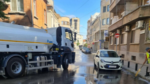 Започнаха да мият най-засегнатите от бурята улици в Русе
