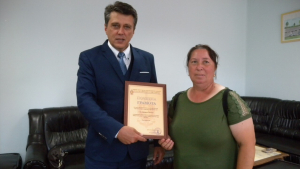 Вътре открила лични документи, портмоне и голяма сума пари, поставени в найлонов плик.