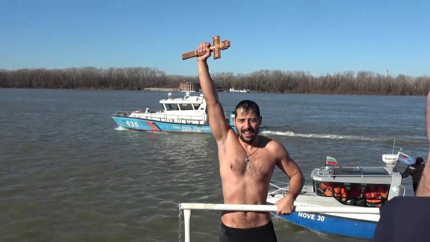28-годишният Валентин Цветков спаси Богоявленския кръст в Русе