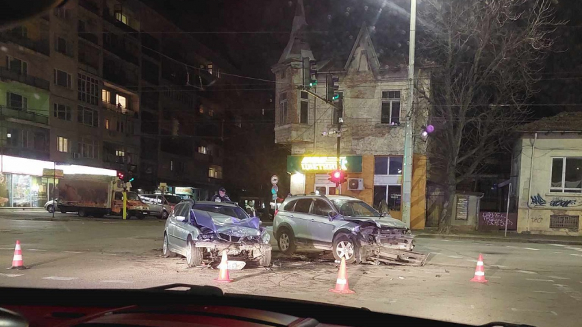 Трима пострадаха при тежка катастрофа в Русе снощи