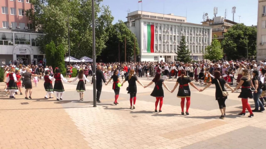Търговище отбеляза 24 май с шествие и церемония за Годишните награди за образование и култура