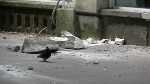 ВИДЕО: Жилищна сграда в центъра на Русе продължава да се руши, застрашавайки сериозно минувачите