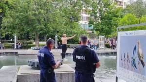 Здравеняк се къпа в шадравана пред Общината в Русе, напук на обградилите го полицаи
