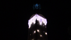 Часовниковата кула в Разград грейна в нова Коледна премяна