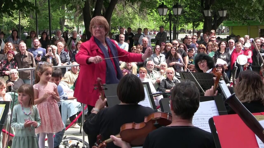 Русе дирижира: Малки и големи хванаха палката и ръководиха оркестъра на Операта