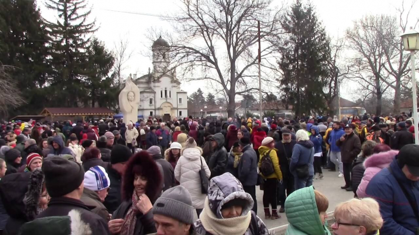 Близо 4000 души посетиха уникалния празник на греяната ракия и зелевата чорба в Бабово