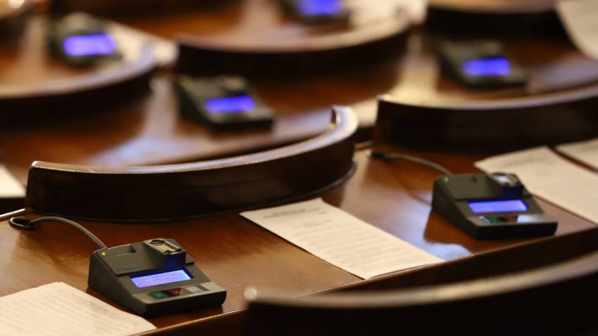 Дни преди разпускането си, депутатите вдигнаха минималната работна заплата от догодина