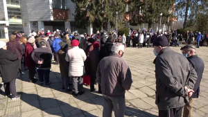 Десетки излязоха в центъра на Ново село, за да подкрепят д-р Иванов