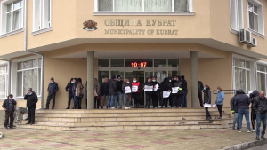 Протест и контрапротест в Кубрат заради смяна на ръководството на болницата