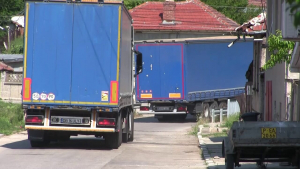 Засилен трафик на камиони нанася щети в село Николово