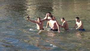 22-годишен младеж спаси Богоявленския кръст от водите на река Янтра в Бяла