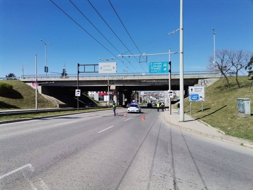 ВИДЕО: Жесток инцидент в Русе: Жена падна от мост върху оживен булевард, след което бе блъсната от кола