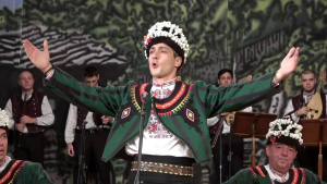 ВИДЕО: Навръх Бъдни вечер КИС 13 ви показва празничния концерт на Капанския ансамбъл