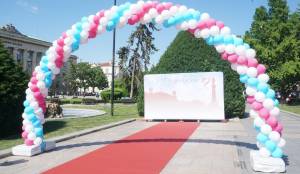 Русе посреща абитуриентите от Випуск 2023 с арка, червен килим и празнична украса