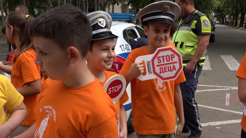 ВИДЕО: Деца от ОУ &quot;Васил Левски&quot; в Разград имаха любопитна среща с полицаите за Деня без загинали на пътя