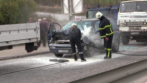 Лек автомобил се запали след катастрофа на международното шосе в Русе
