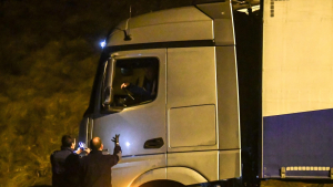 Камион с ябълки, опитал да напусне България през Дунав мост - Русе, се оказа пълен с пиротехника