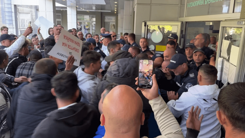 ВИДЕО: Напрежение в Русе: Близки на починалата родилка от Две могили се събраха пред АГ-комплекса